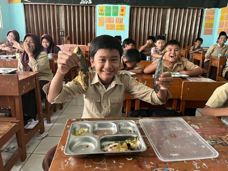 Makan siang SDN KARANGTENGAH 02