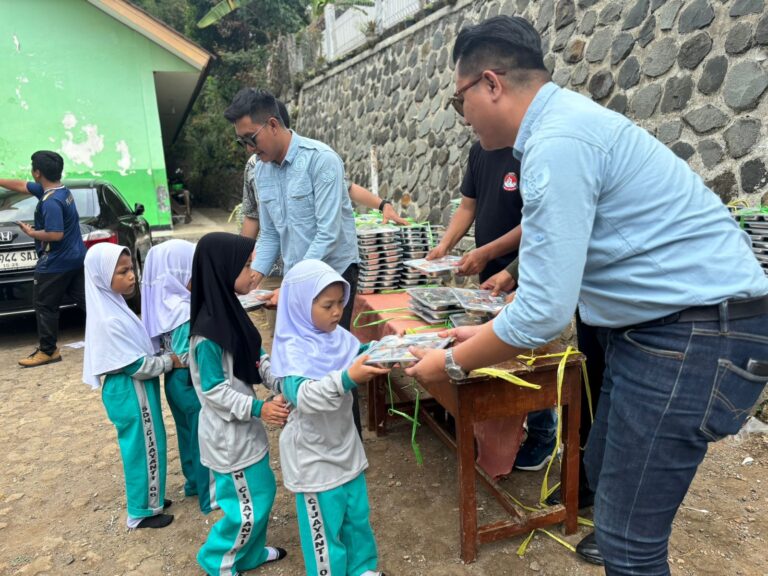 Makan siang SDN CIJAYANTI 06