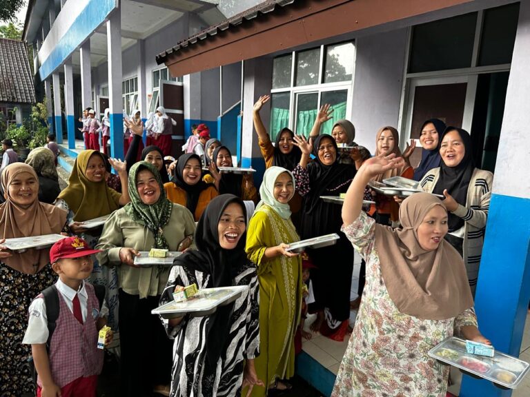 Makan siang SDN KARANGTENGAH 01