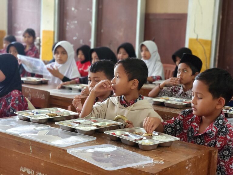 Makan siang SDN KARANGTENGAH 06