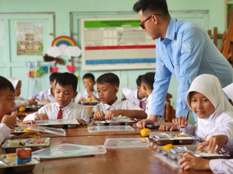 Makan siang SDN KARANGTENGAH 04